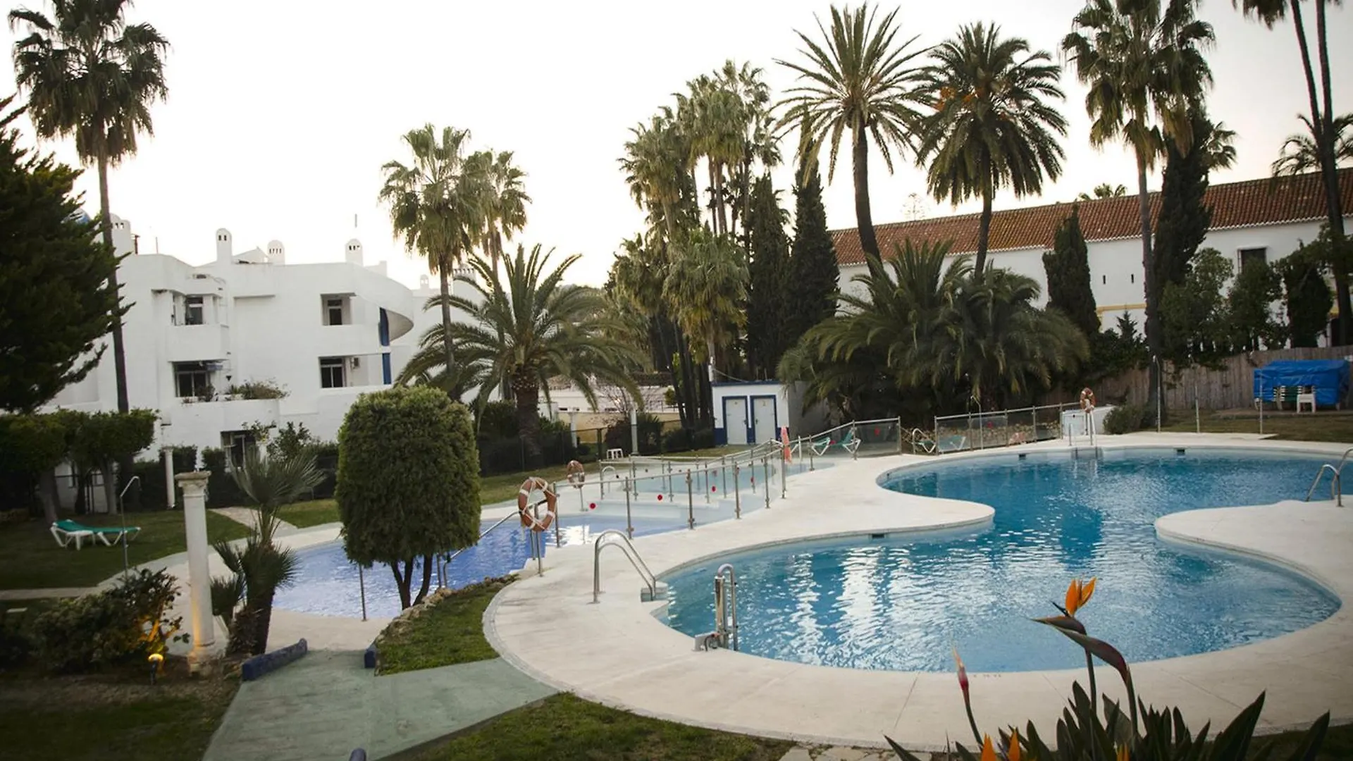 Luxury 2-Bed Apartment With Big Terrace In Aparthotel With Outdoor Pools In Calahonda Sitio de Calahonda