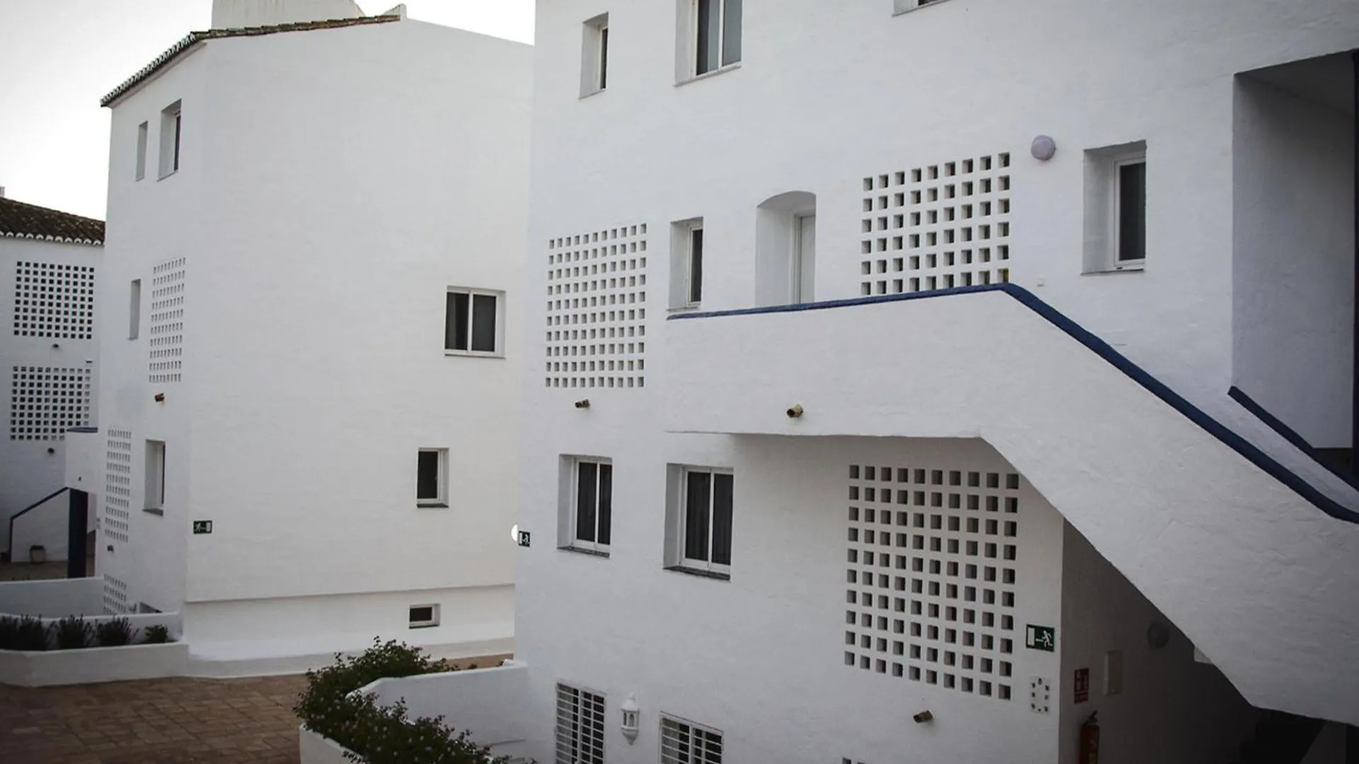 Luxury 2-Bed Apartment With Big Terrace In Aparthotel With Outdoor Pools In Calahonda Sitio de Calahonda